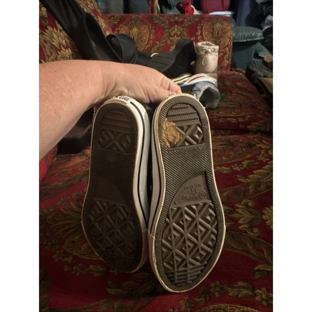 Converse black low top sneakers size 3 Kids